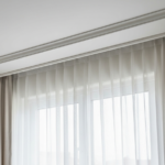 Zastosowanie listew przysufitowych do ukrycia szyn karniszowych w nowoczesnych wnętrzach