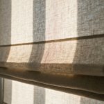 Wykorzystanie tekstury lnu w roletach rzymskich dla uzyskania efektu rozproszonego światła