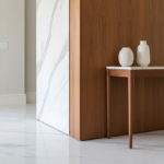 Zestawienie marmuru carrara z drewnem orzecha amerykańskiego w strefie wejściowej