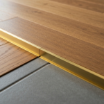 Montaż mosiężnych profili dylatacyjnych między parkietem a gresem