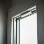 Montaż nawiewników okiennych w celu przywrócenia ciągu w wentylacji grawitacyjnej