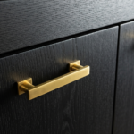 Łączenie mosiężnych okuć meblowych z frontami z czarnego dębu palonego