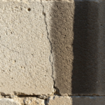 Skuteczność wzmacniania osłabionych tynków wapiennych preparatami krzemianowymi