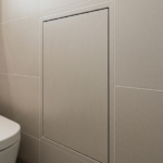 Sposób na estetyczne ukrycie rewizji pod płytkami w łazience