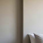 Wykorzystanie tynku japońskiego dla uzyskania efektu miękkich ścian w sypialni