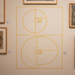 Zastosowanie zasady złotego podziału przy rozmieszczaniu sztuki na ścianie galeryjnej