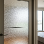 Zastosowanie szkła ornamentowego w drzwiach wewnętrznych dla poprawy doświetlenia