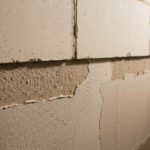 Zastosowanie tynków renowacyjnych WTA na zawilgoconych ścianach piwnicznych