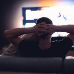 Salon bez plątaniny kabli – jak zaplanować nowoczesną strefę rozrywki z TV Smart?